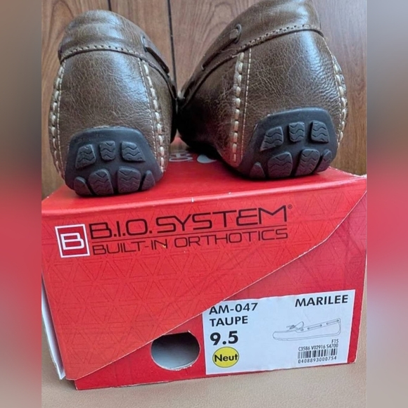 Abeo Women's Marilee Taupe Leather Loafer Flats - Picture 4 of 5